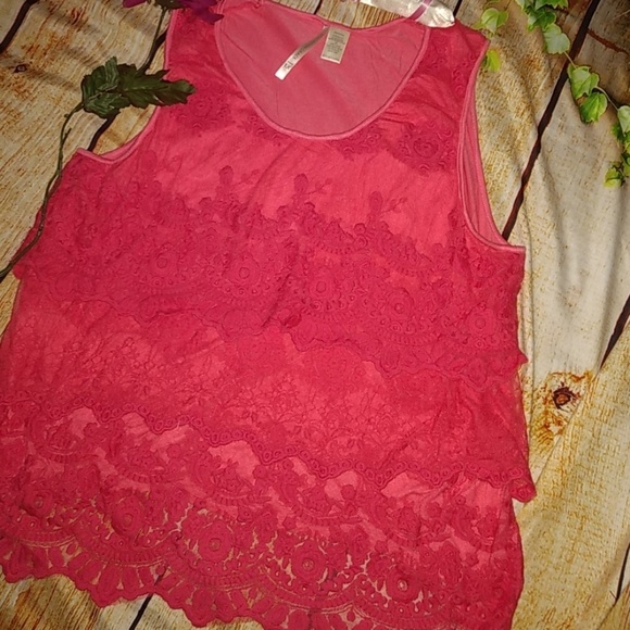 Tops - 🏵️Lace and Crochet Tiered 👕 Firm'*